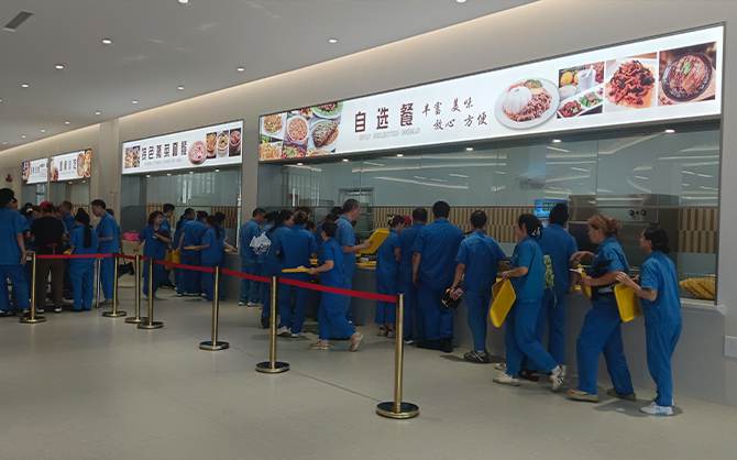 食堂開餐現(xiàn)場圖片,排隊(duì)有序
