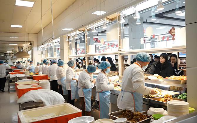 學校食堂開餐現場圖片