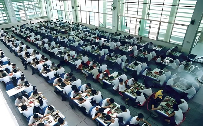 食堂承包學校餐廳中午用餐現場圖片